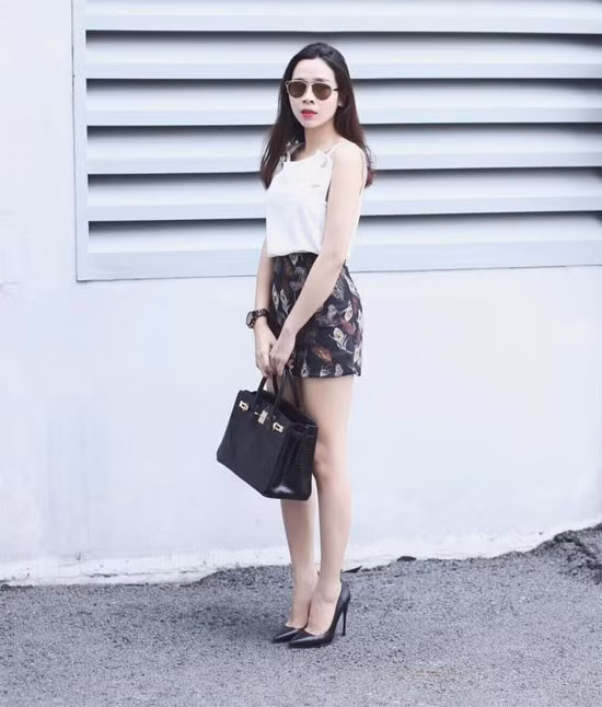 Lưu Hương Giang được đánh giá là có gu thời trang trẻ trung, hiện đại và phong cách hơn trước rất nhiều. Lựa chọn trang phục phù hợp giúp cô trẻ hơn tuổi, đồng thời style này cũng được các quý cô ngoài 30 yêu thích và học tập. Gu thời trang sành điệu của 5 bà mẹ Vbiz