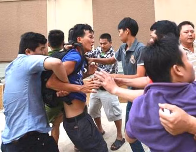Anh Sơn (ngụ khu A, chung cư Era Town, người bị đánh chảy máu đầu) cho biết: "Lúc đó khoảng 3, 4 người lao vào đánh đập vào đầu, ghì tôi xuống đất. Bọn họ nhìn rất lạ, mặt mũi bặm trợn, không phải dân của chung cư".. Ảnh: Người dân cung cấp. Những người tấn công cư dân chung cư cao cấp là ai?