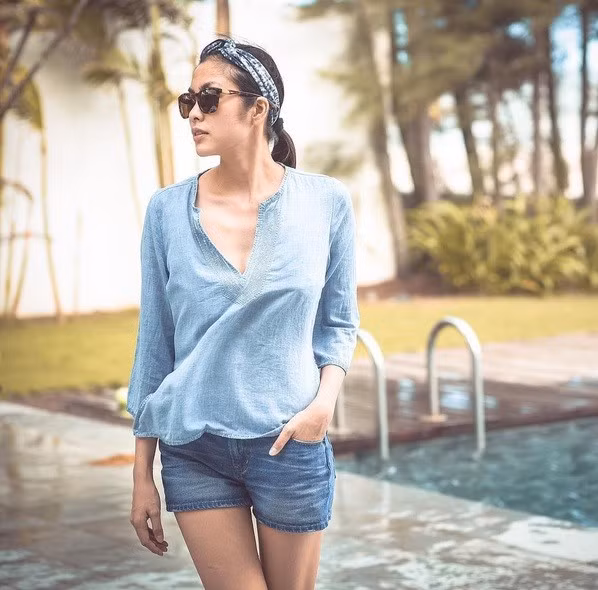 Những lần xuống phố gần đây, Hà Tăng thường xuyên diện dáng váy suông thoải mái, dễ mặc hay cá tính hơn với quần jean rách, áo cổ tròn. Gu thời trang sành điệu của 5 bà mẹ Vbiz