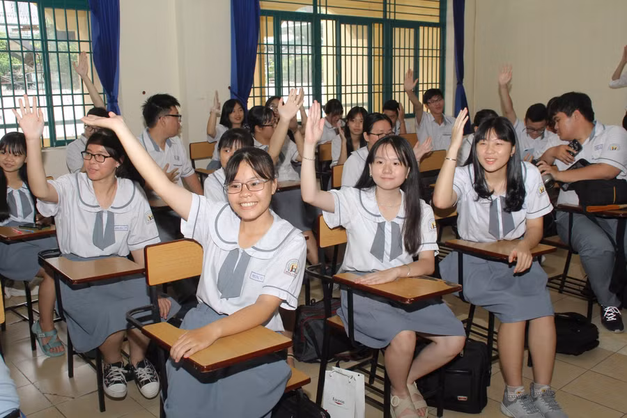Học sinh Trường THPT Hùng Vương hào hứng tham gia buổi tọa đàm