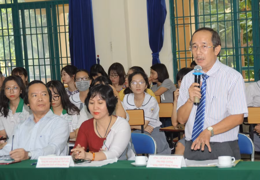 Thầy Lê Quang Huy, Phó Hiệu trưởng Trường THPT Hùng Vương trao đổi ý kiến tại buổi tọa đàm