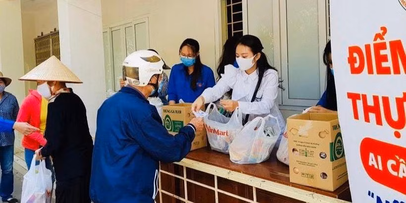 Cô Phương Lan phát quà hỗ trợ cho người nghèo. Ảnh: NVCC