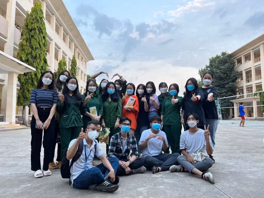 Hướng dẫn viên Lê Nguyên Dona (bìa trái, hàng ngồi) và các học sinh. Ảnh: NVCC.