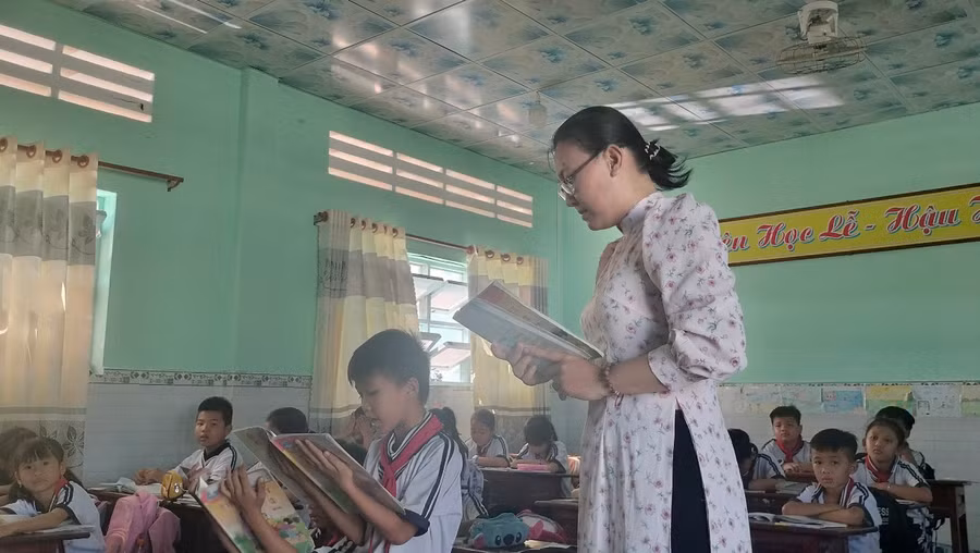 Cô Lâm Thị Diễm My hướng dẫn học trò đọc bài.