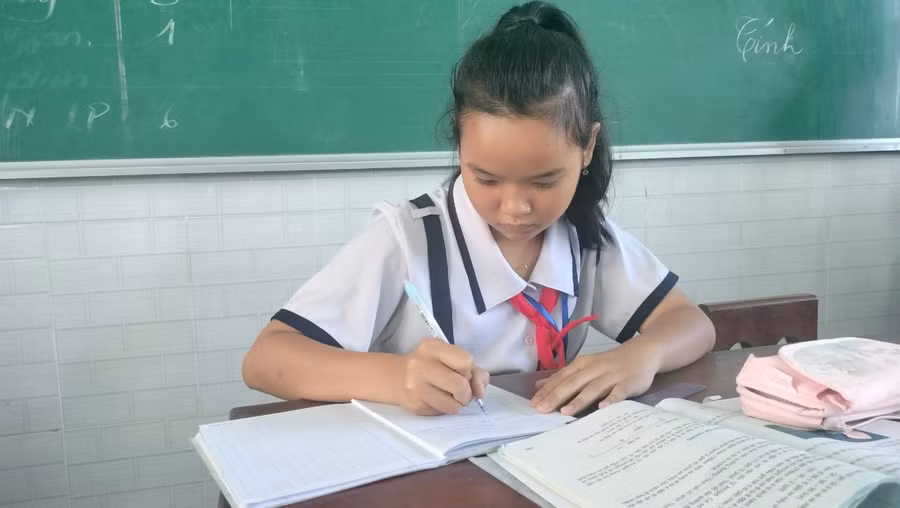 Gia đình em Lê Ánh Kim thuộc diện hộ nghèo.