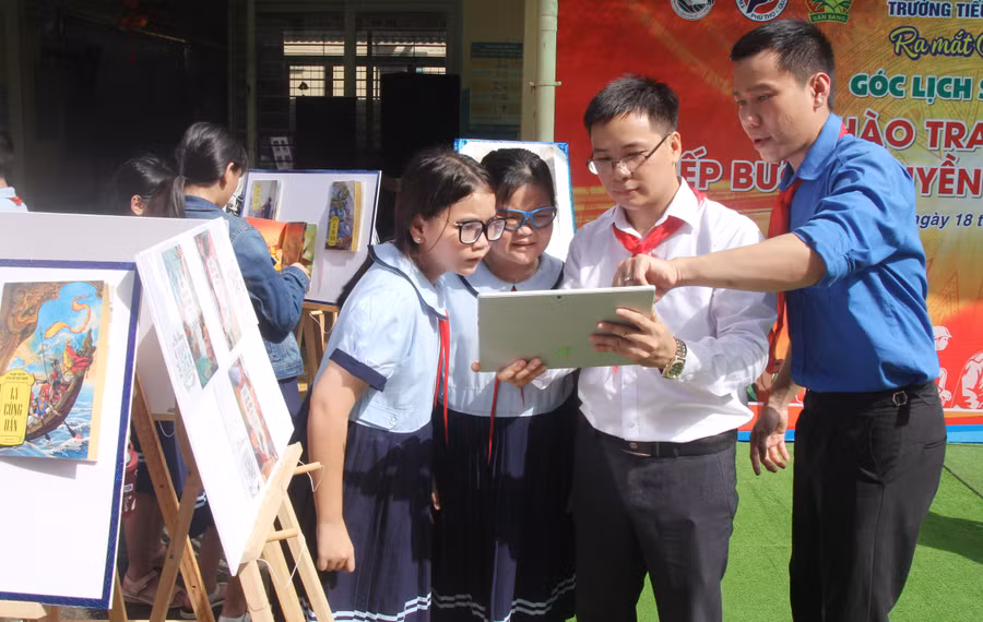 Học sinh Trường Tiểu học Phú Thọ (Quận 11, TPHCM) tham quan góc Lịch sử - Địa lý của trường. Công trình được ra mắt tại lễ phát động chủ đề hoạt động Đội năm học 2023 - 2024. Ảnh: Hồ Phúc Học sinh Trường Tiểu học Phú Thọ (Quận 11, TPHCM) tham quan góc Lịch sử - Địa lý của trường. Công trình được ra mắt tại lễ phát động chủ đề hoạt động Đội năm học 2023 - 2024. Ảnh: Hồ Phúc