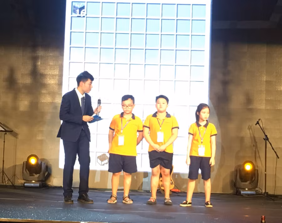 Các em học sinh đang trả lời ban giám khảo về sản phẩm dự thi của mình.