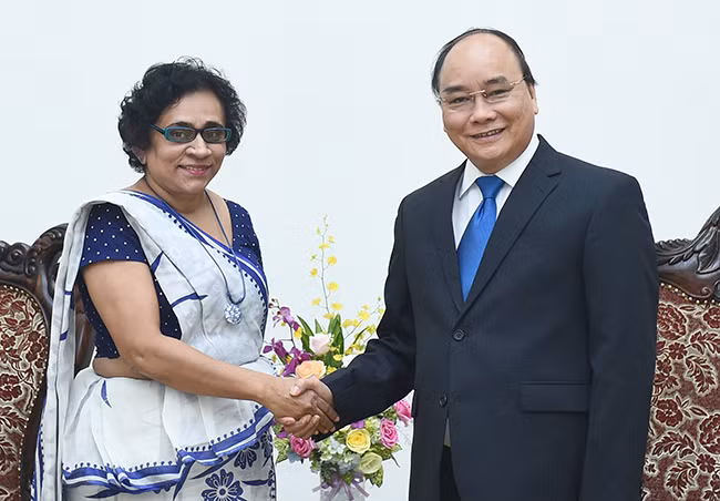 Thủ tướng Chính phủ Nguyễn Xuân Phúc tiếp Đại sứ Sri Lanka tại Việt Nam, bà Saranya Hasathi Urgodawatt Dissanayke