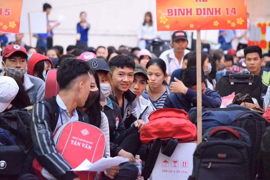 Sinh viên có mặt từ rất sớm háo hức chờ xe lăn bánh Sinh viên có mặt từ rất sớm háo hức chờ xe lăn bánh