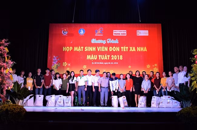 Đại diện các sinh viên lên nhận quà tại chương trình Họp mặt sinh viên đón Tết xa nhà