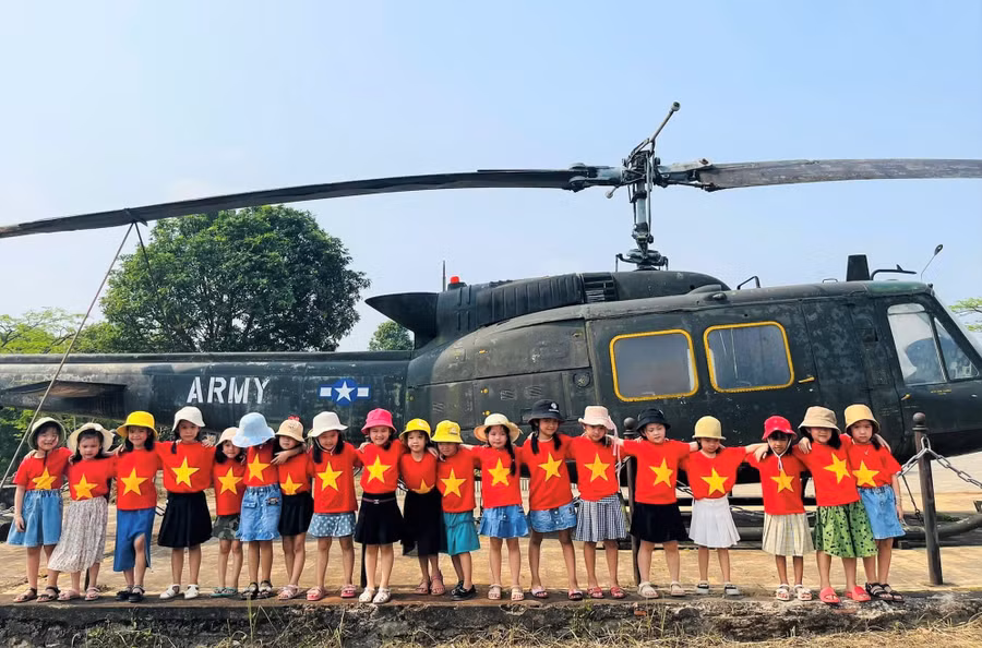 Học sinh tham quan trải nghiệm tại di tích sân bay Tà Cơn.