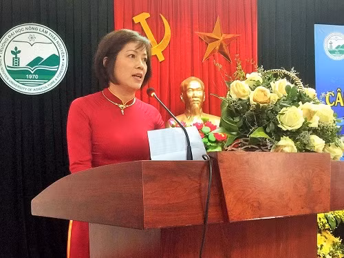 TS Phan Thị Thu Hằng – Phó Chủ nhiệm Câu lạc bộ - phát biểu nhận nhiệm vụ