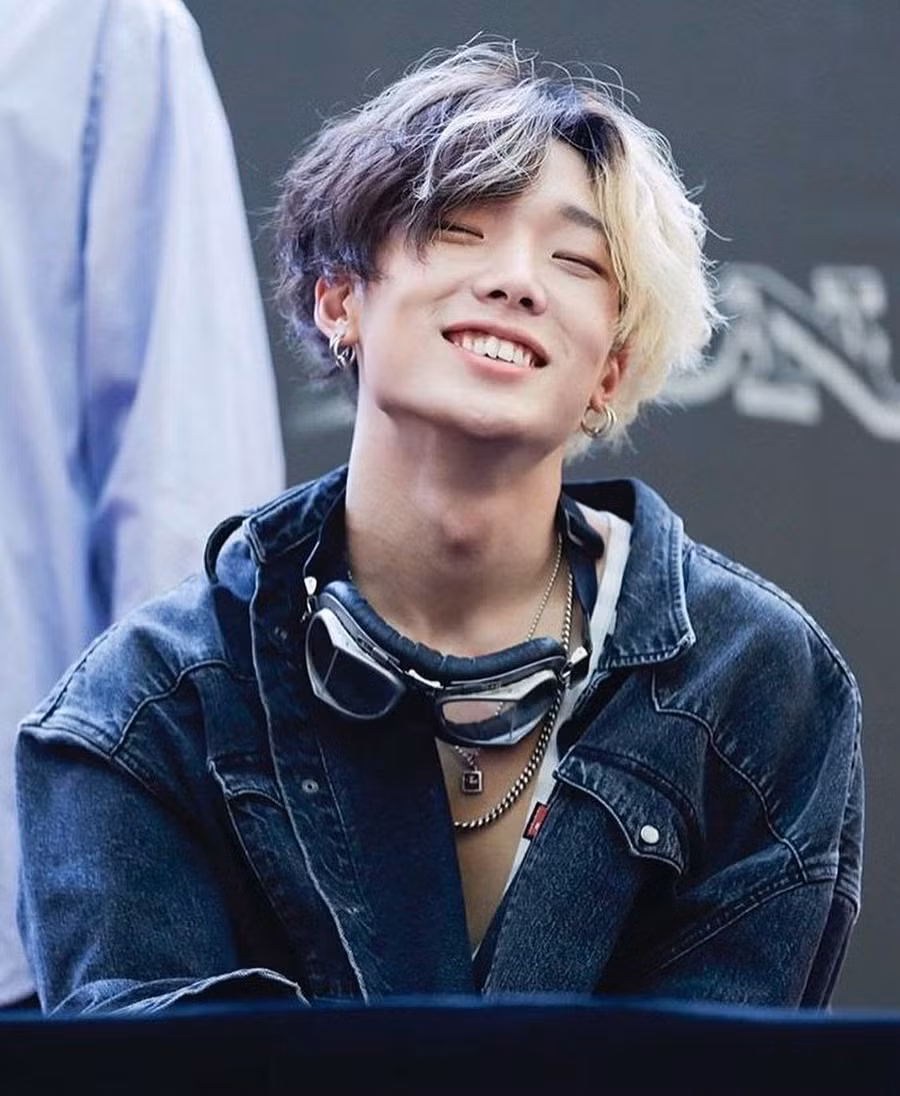 Mái tóc cổ điển nửa trắng nửa đen của Bobby đã trở thành xu hướng. Cùng với đó là những sợi tóc xoăn sóng dễ thương càng làm tăng thêm vẻ quyến rũ!