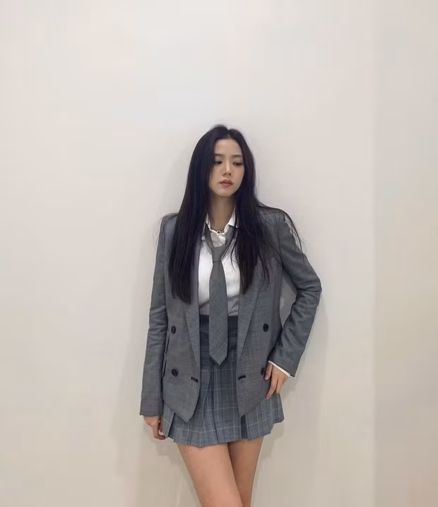 Vẫn là sơ mi trắng, chân váy tennis, áo blazer cùng tone màu nhưng không phải cô nữ sinh ngây thơ mà lần này mix thêm chiếc cà-vạt cô nàng trở thành "soái tỷ" bao ngầu không ai dám bắt nạt.