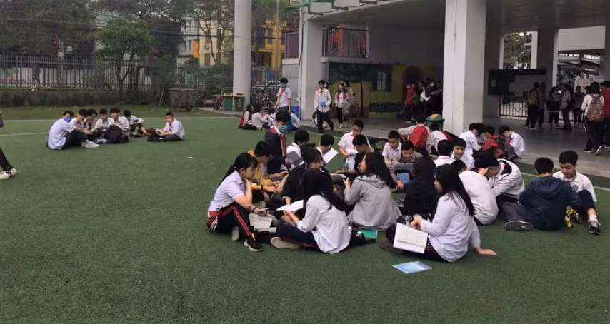 Học sinh Trường THCS Chu Văn An (quận Tây Hồ) ôn luyện sau giờ học.