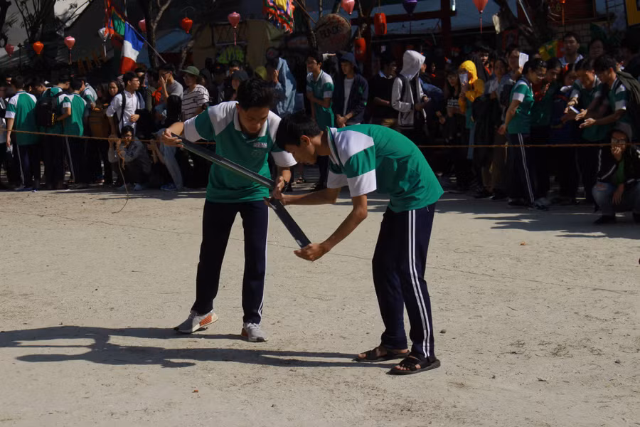 Trò chơi Lấy nước về làng đòi hòi sự khéo léo, đoàn kết, phối hợp nhịp nhàng giữa các thành viên trong đội Trò chơi Lấy nước về làng đòi hòi sự khéo léo, đoàn kết, phối hợp nhịp nhàng giữa các thành viên trong đội
