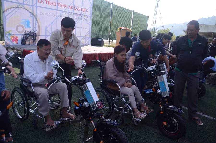 Các giảng viên trường ĐH Duy Tân hướng dẫn cách tháo lắp đầu kéo vào xe lăn