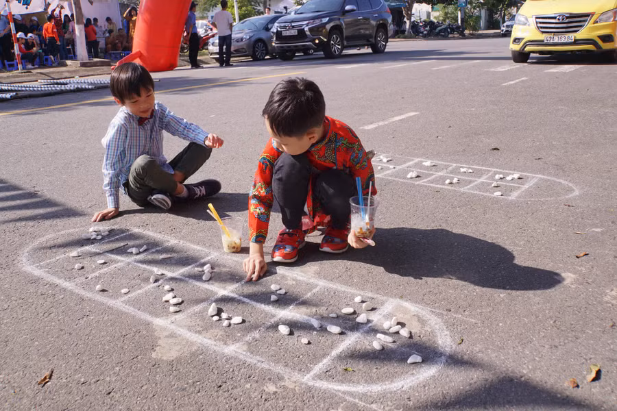 Các trò chơi dân gian như chơi ô ăn quan, nhảy sạp, ném còn… được tổ chức tại Chợ Tết từ thiện Sky – Line.