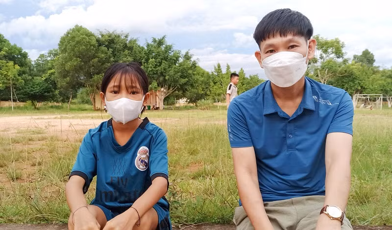 Em Lo Thị Bẹp và thầy chủ nhiệm Phạm Quỳnh. Ảnh: NTCC