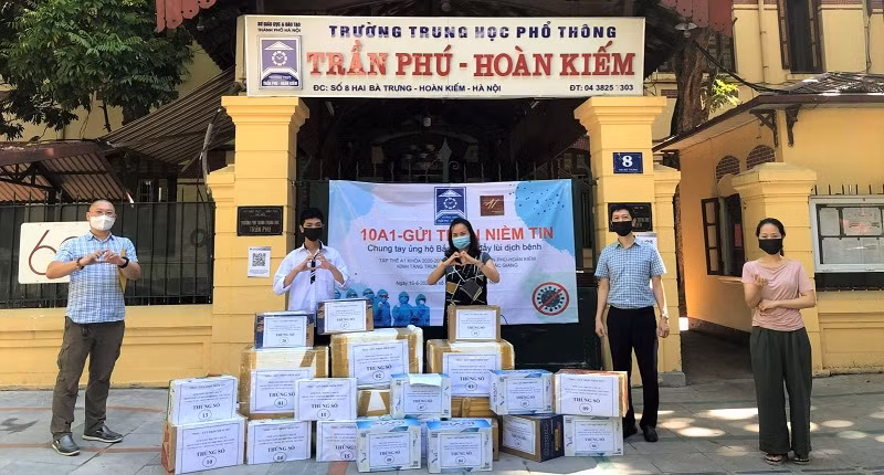 Học sinh lớp 10A1 (2020 - 2021) Trường THPT Trần Phú - Hoàn Kiếm, Hà Nội gửi quà tặng các y bác sĩ tuyến đầu chống dịch tại Bắc Giang. Ảnh: NTCC