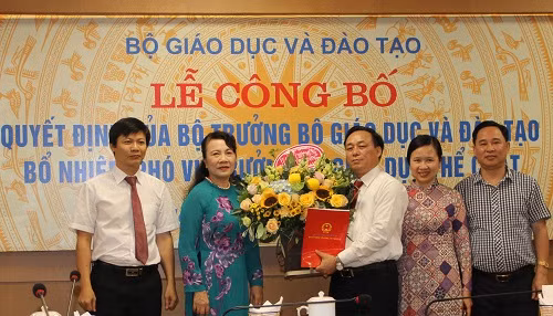 Thứ trưởng Nguyễn Thị Nghĩa cùng lãnh đạo các đơn vị của Bộ GD&ĐT chúc mừng ông Trần Văn Lam