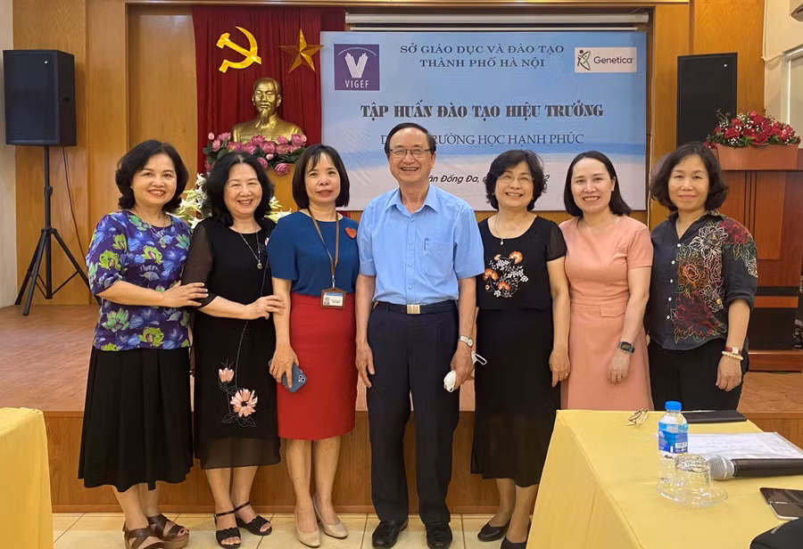 Ông Đặng Tự Ân (giữa) và các chuyên gia, nhà giáo tại buổi tập huấn cho hiệu trưởng về trường học hạnh phúc. Ảnh: NVCC
