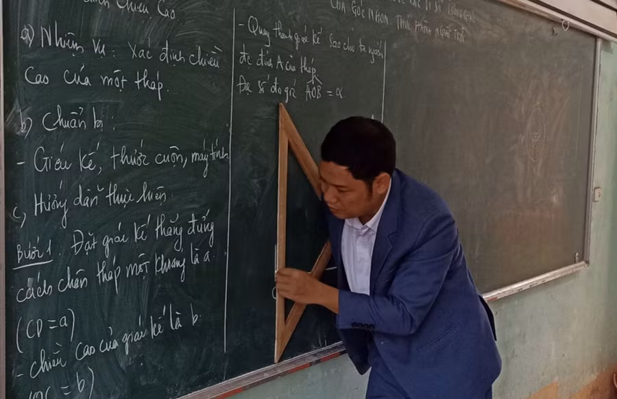 Thầy Tùng trong giờ lên lớp. Ảnh NVCC