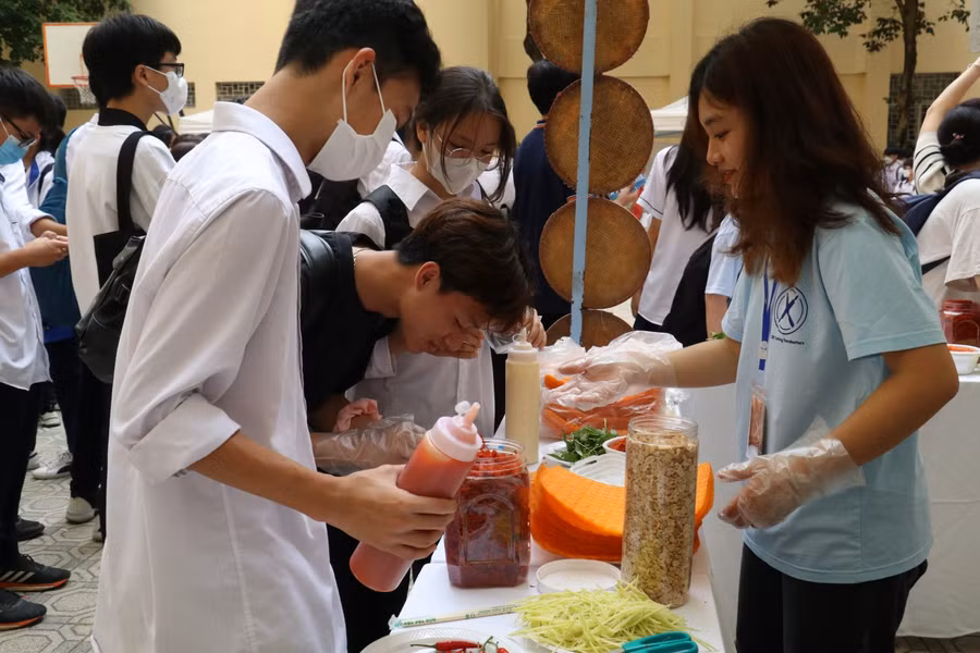 Hội chợ ẩm thực thu hút sự tham gia đông đảo của học sinh, giáo viên.
