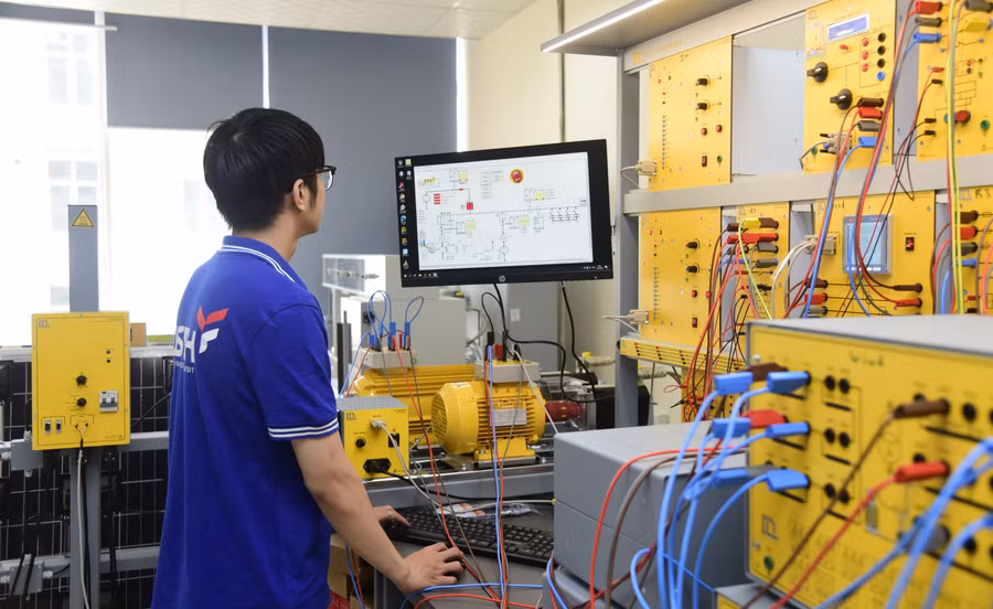 Sinh viên Trường ĐH Khoa học và Công nghệ Hà Nội trong giờ thực hành. Ảnh: NTCC
