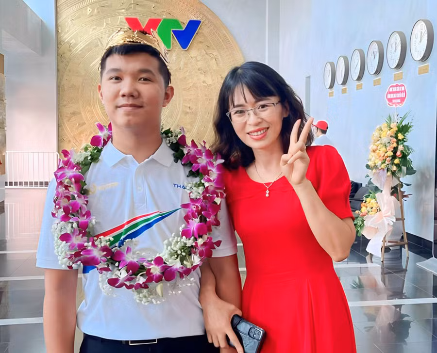 Xuân Mạnh và cô giáo Trần Thị Xuân, Trường THPT Hàm Rồng. Xuân Mạnh và cô giáo Trần Thị Xuân, Trường THPT Hàm Rồng.