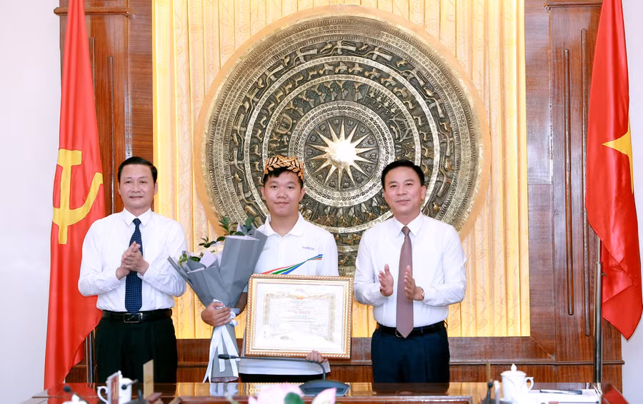 Bí thư Tỉnh ủy Thanh Hóa Đỗ Trọng Hưng (phải) và Chủ tịch UBND tỉnh Đỗ Minh Tuấn (trái) trao thưởng cho Lê Xuân Mạnh. Bí thư Tỉnh ủy Thanh Hóa Đỗ Trọng Hưng (phải) và Chủ tịch UBND tỉnh Đỗ Minh Tuấn (trái) trao thưởng cho Lê Xuân Mạnh.