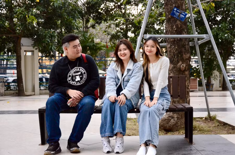 Kevin Thongsy (ngoài cùng bên trái) và Alit Xaipanya (giữa) cùng bạn của mình trong đợt cuối năm tại Việt Nam. Ảnh: Ngô Chuyên