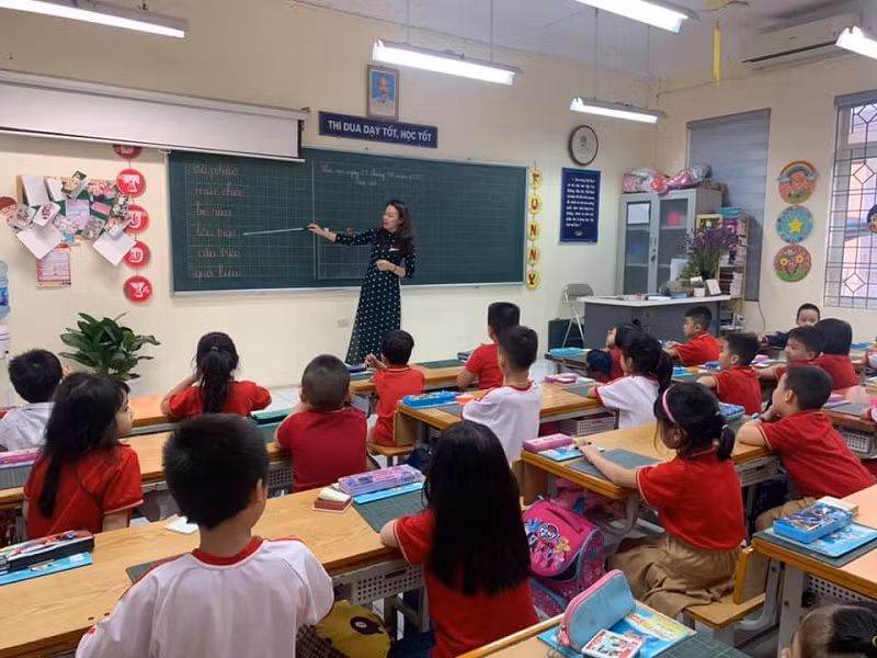 Cô và trò Trường Tiểu học Phan Đình Giót (Thanh Xuân – Hà Nội). Ảnh: Đức Trí