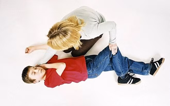 Khi bệnh chuyển sang giai đoạn II, III, bệnh nhân có biểu hiện co giật, mất thính giác, tê ở các chi, giảm sự nhạy cảm, mất thăng bằng… Khi bệnh chuyển sang giai đoạn II, III, bệnh nhân có biểu hiện co giật, mất thính giác, tê ở các chi, giảm sự nhạy cảm, mất thăng bằng…