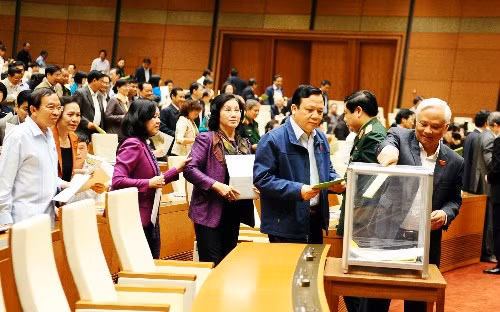 Các đại biểu đánh giá tín nhiệm 50 chức danh lãnh đạo sáng 15/11. Ảnh: Thanh Xuân/VNE