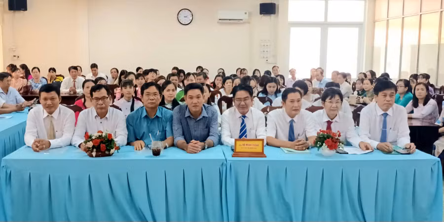 Đại biểu và giáo viên dự Lễ tổng kết trao giải Hội thi. Đại biểu và giáo viên dự Lễ tổng kết trao giải Hội thi.