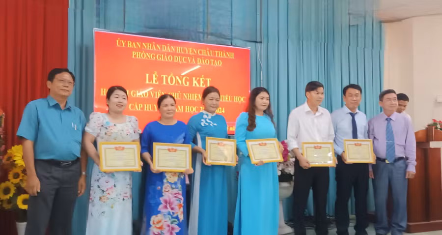 Trao khen thưởng cho giáo viên đạt giải tại Hội thi. Trao khen thưởng cho giáo viên đạt giải tại Hội thi.