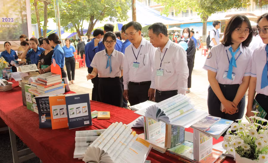 Trường THPT Buôn Đôn tổ chức Ngày hội Đọc sách nhằm giúp học sinh thấy được vai trò và tầm quan trọng của sách trong học tập và cuộc sống.