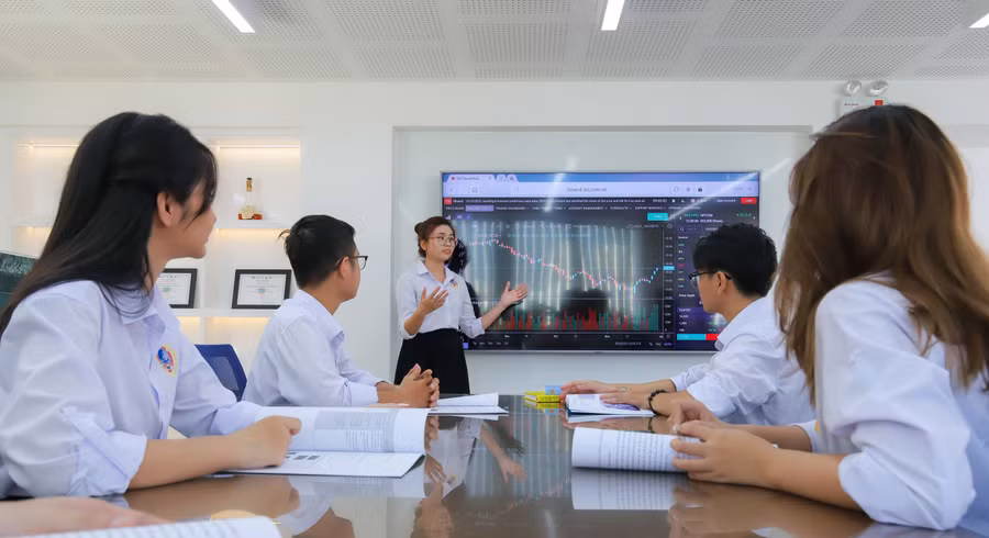 Sinh viên Trường ĐH Quốc tế Sài Gòn trong một giờ học. Ảnh: Anh Tú