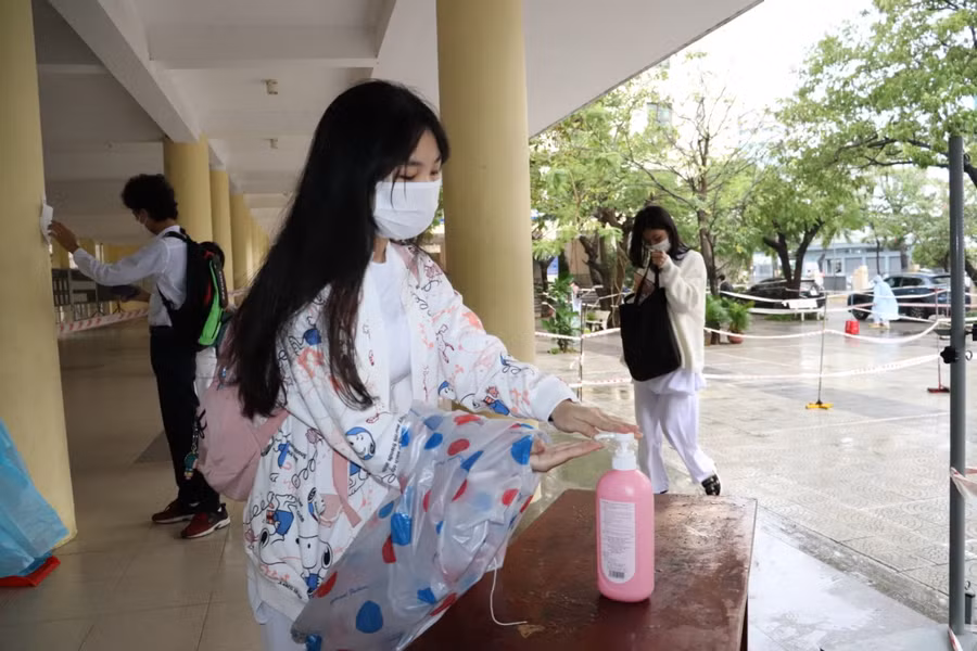 Học sinh Trường THPT Thái Phiên khử khuẩn trước khi di chuyển về lớp học.