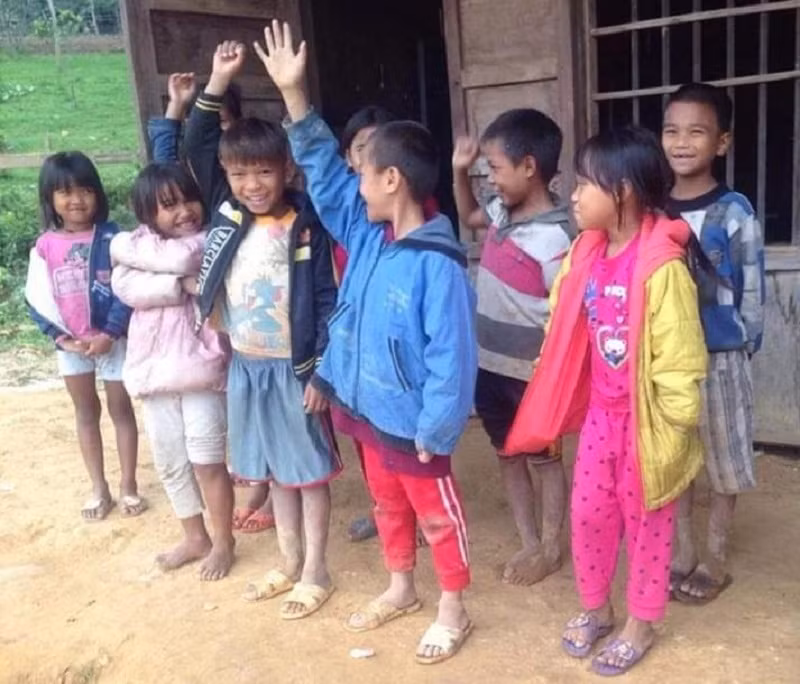 Giáo viên thường xuyên vượt suối, băng rừng vận động học trò đến lớp ở Trường Phổ thông Dân tộc Bán trú Tiểu học và THCS Lâm Hóa.