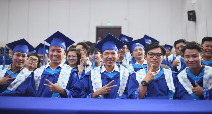 Sinh viên Trường Đại học Bách khoa, Đại học Quốc gia TPHCM trong lễ tốt nghiệp tháng 4/2024. Đây là trường dẫn đầu cả nước với 64 chương trình đào tạo đạt chuẩn kiểm định quốc tế. Ảnh: Như Quỳnh