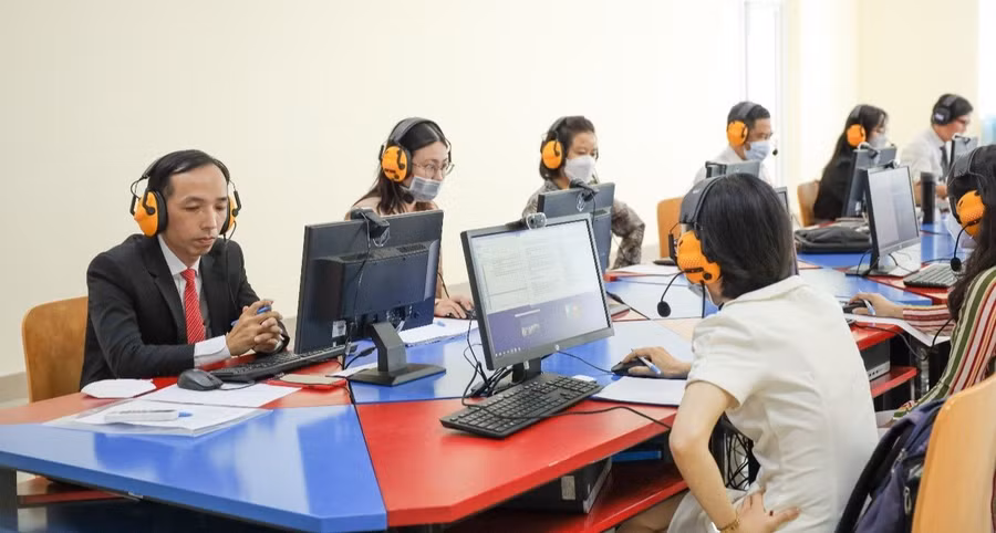 Đoàn đánh giá của Mạng lưới các trường Đại học Đông Nam Á (AUN) làm việc tại Trường Đại học Ngân hàng TPHCM, năm 2022. Ảnh: HUB