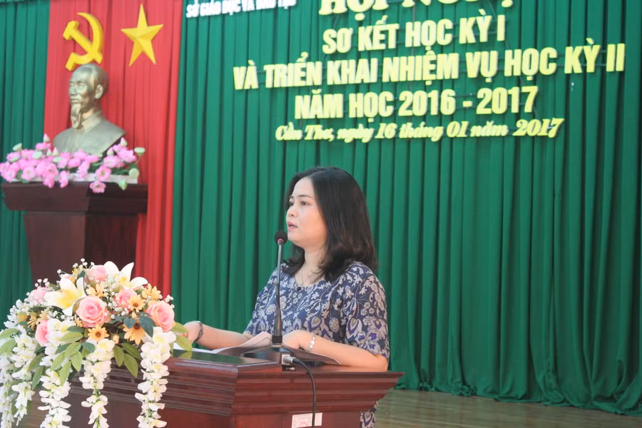 Bà Trần Hồng Thắm - GĐ Sở GD&ĐT TP Cần Thơ - phát biểu tại hội nghị Bà Trần Hồng Thắm - GĐ Sở GD&ĐT TP Cần Thơ - phát biểu tại hội nghị