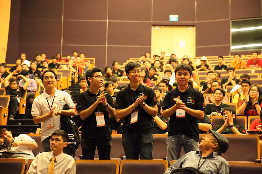 Đội tuyển ACM-ICPC của ĐH Khoa học Tự nhiên (ĐH Quốc gia TP HCM) lọt vào vòng chung kết thế giới năm 2015 với các thành viên: Lê Yên Thanh, Phạm Việt Khôi, Trương Minh Bảo và HLV là thạc sĩ Phạm Nguyễn Sơn Tùng. Ảnh: CTV.
