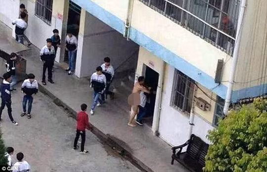 Giáo viên lột đồ, đòi cưỡng hiếp nữ sinh giữa ban ngày ảnh 1