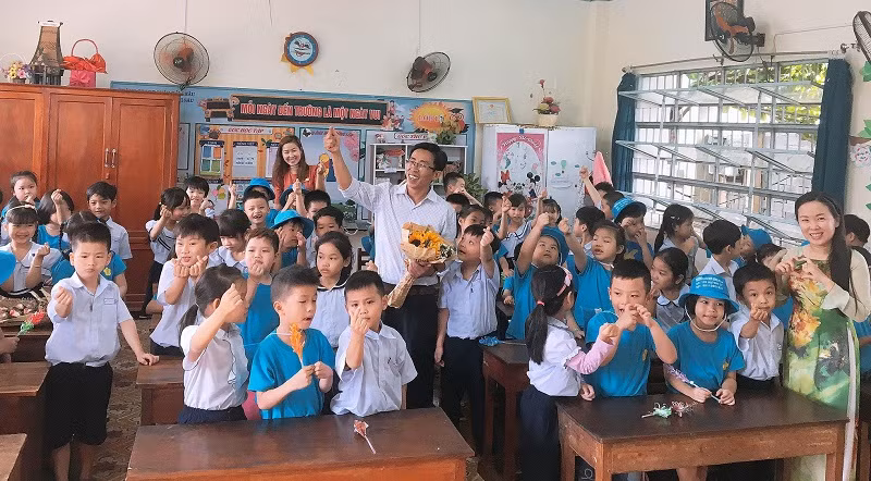 Thầy Nguyễn Thái Phong - Hiệu trưởng Trường Tiểu học Võ Thị Sáu luôn thu xếp thời gian tham gia các hoạt động ngoài giờ với học sinh.