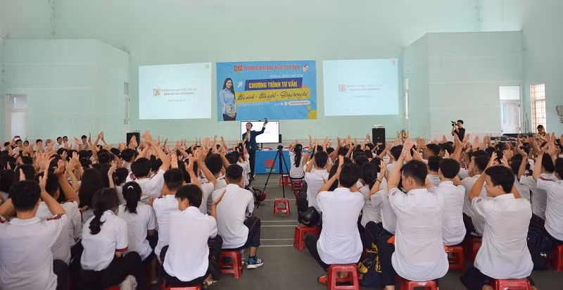 Trường THPT Trần Đại Nghĩa (Cần Thơ) phối hợp với Trường ĐH Nam Cần Thơ tổ chức chương trình tư vấn tuyển sinh cho học sinh nhà trường.