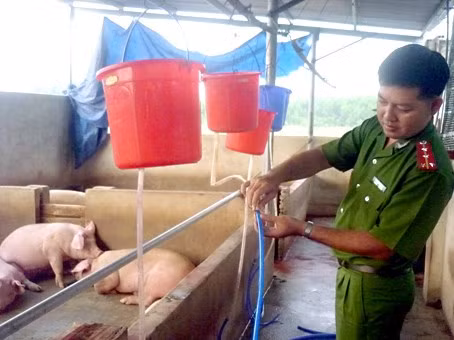 Công an thu giữ dụng cụ bơm nước vào heo. Ảnh: T.Danh Công an thu giữ dụng cụ bơm nước vào heo. Ảnh: T.Danh