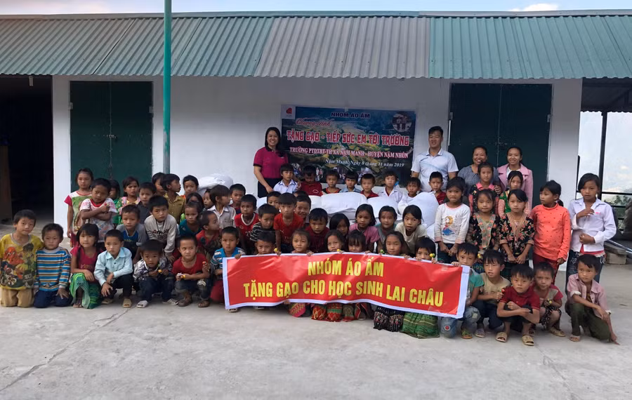 Các nhà hảo tâm ủng hộ gạo cho trường.